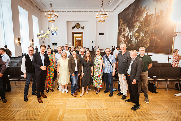 Agnes Becker (Mitte) und Co-Landesvorsitzender Tobias Ruff (4.v.l.) mit der ÖDP-Delegation nach der Jubiläumsveranstaltung im Senatssaal, darunter Vize-Vorsitzende Martha Altweck-Glöbl, Landesvorstandsmitglied Tristan Billmann, Dr. Manfred Link, Bundesvorsitzende Charlotte Schmid, stellv. Bundesvorsitzender Helmut Scheel, die ehemaligen Landesvorsitzenden Klaus Mrasek und Bernhard Suttner, Bezirksvorstandsmitglied Jörn Rüther, Karin Mengele und Oliver Wittig sowie Bezirksrat Urban Mangold, der das Volksbegehren 1998 landesweit koordinierte. Landtagsvizepräsident Ludwig Hartmann (2.v.l.) eröffnete die Podiumsdiskussion, an der auch Ministerin Michaela Kaniber und Minister Thorsten Glauber teilnahmen. Foto: Andreas Gregor.   